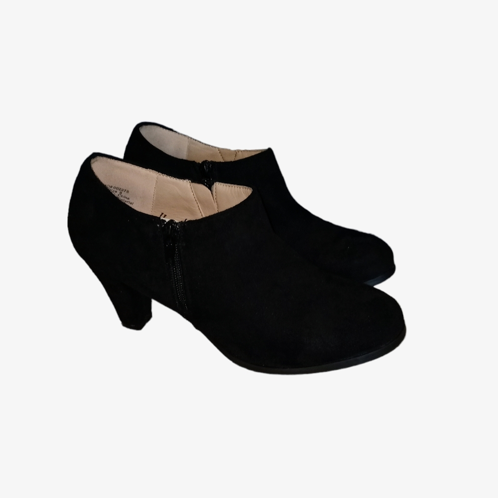 Black ankle boots that zip up